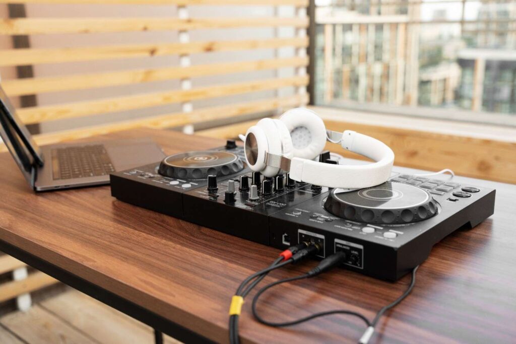 Dependable cables and connectors guarantee clean sound transfer