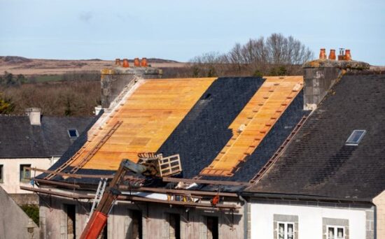 What Advantages Come from Choosing a Nearby Roof Replacement Company for Projects